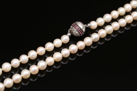 Perlenkette mit Schmucksteinen am Verschluss