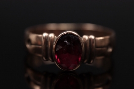 Ring mit oval-geschliffenem rotem Edelstein