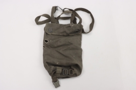 Late-war German paratrooper gas mask carrying bag, « ebd »