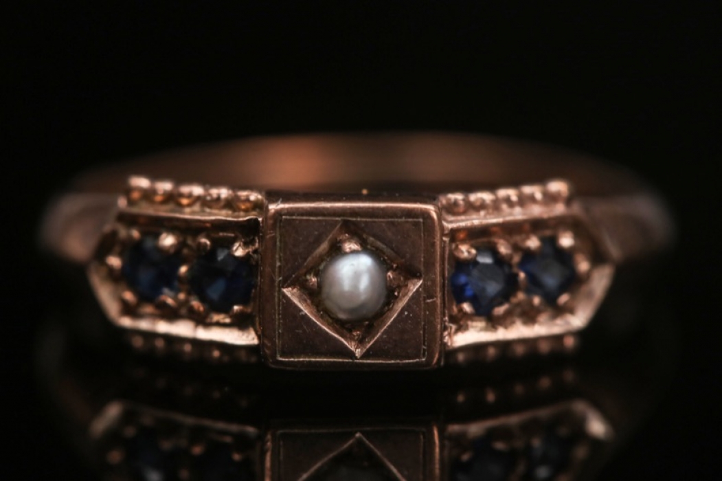 Antique golden Ring with Pearl and sapphires