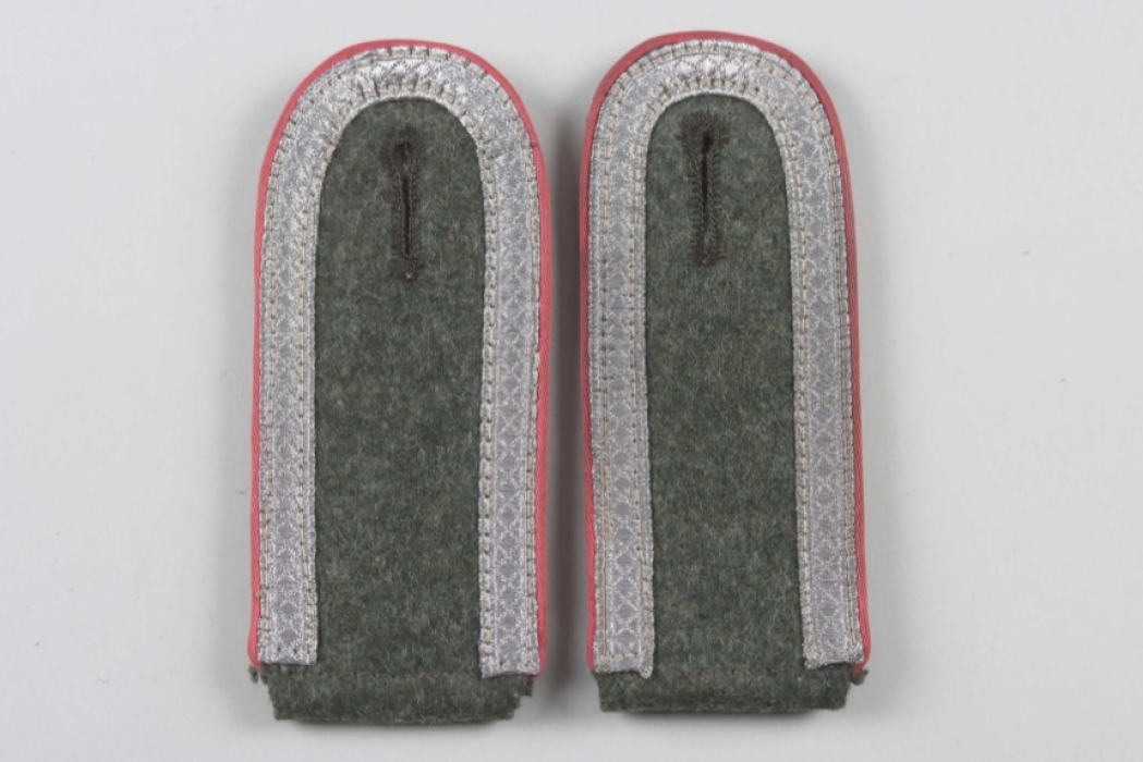 Heer shoulder boards for a Panzerjäger Unteroffizier