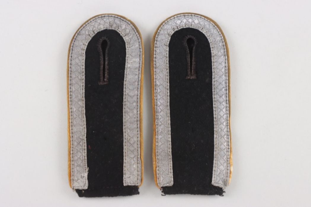 Heer shoulder straps for a Unteroffizier of a Panzer Aufklärungs Abteilung