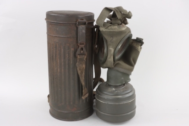 Wehrmacht gas mask M30/M38 with can