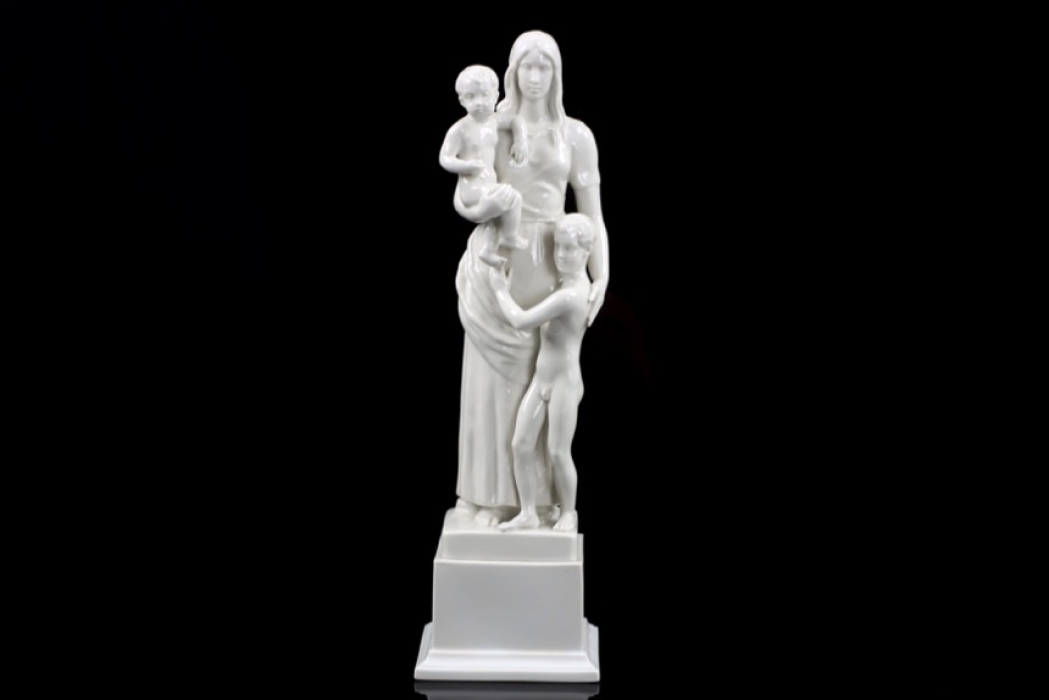 Allach - Mother with children on pedestal (No.100)