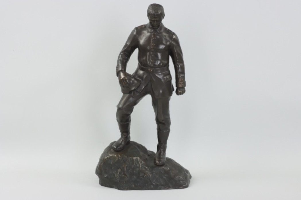 WWI sculpture of a soldier